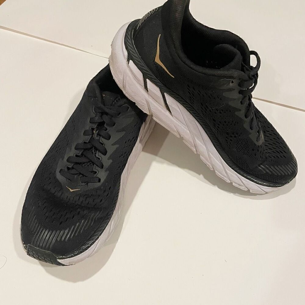 HOKA Clifton 7 Sneakers Size 7.5 Black Gold